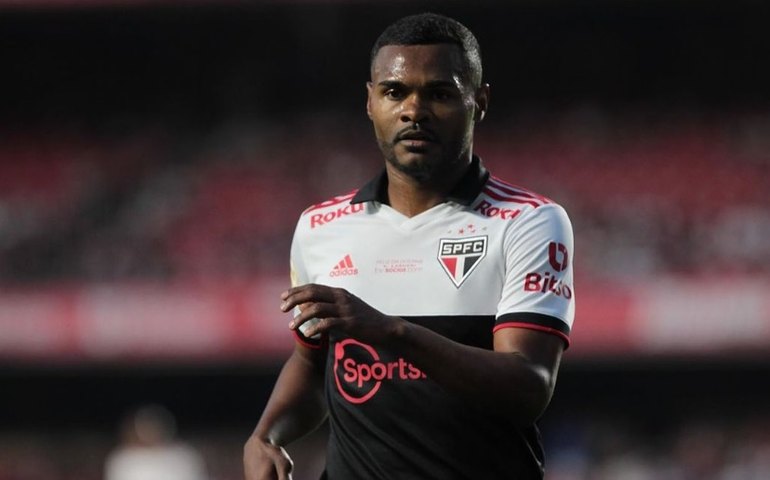 Nikão treina novamente no gramado, mas São Paulo ainda não garante retorno