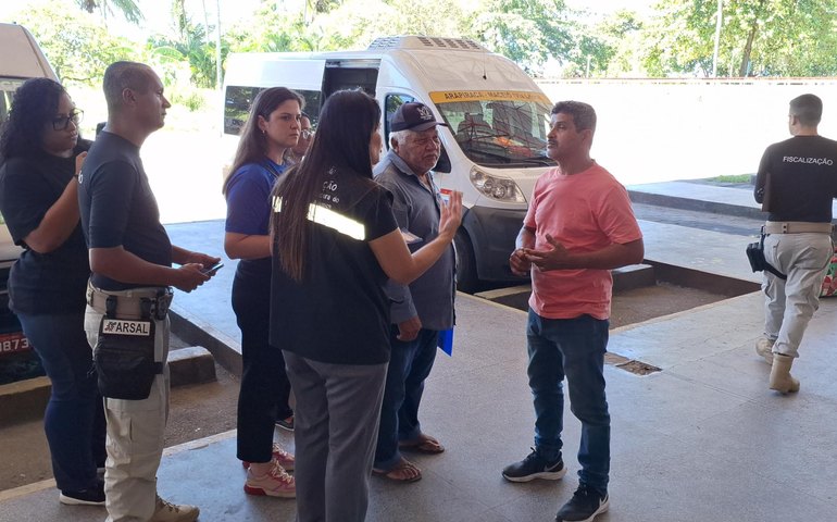 Arsal e Secretaria da Cidadania realizam panfletagem para esclarecer uso do Cartão da Pessoa Idosa