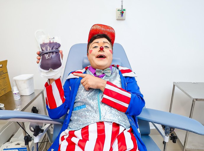 Artistas do Circo Americano realizam doação de sangue e apresentação para usuários do Hemoal