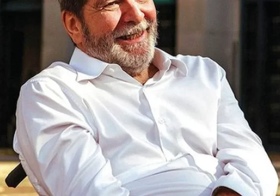 Marcelo Rubens Paiva quebra perna em voo para Portugal