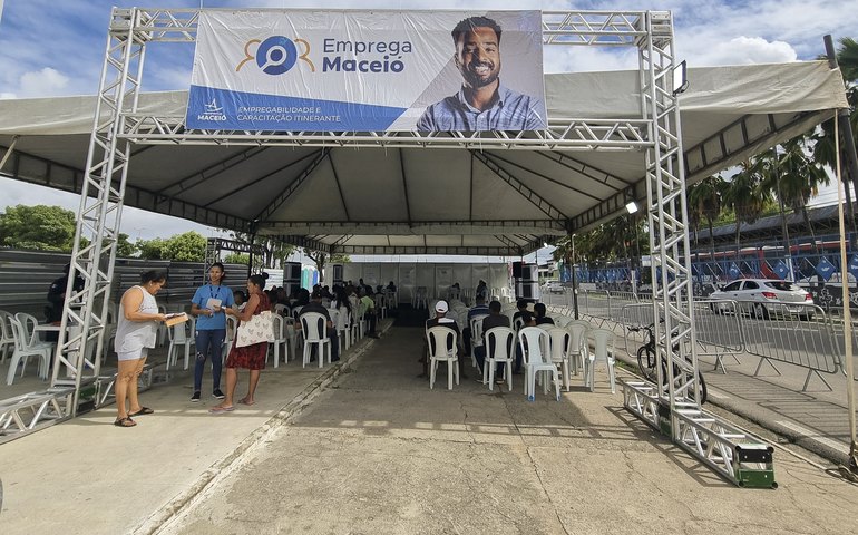 Mesmo com chuvas, 11° Emprega Maceió segue firme no Benedito Bentes