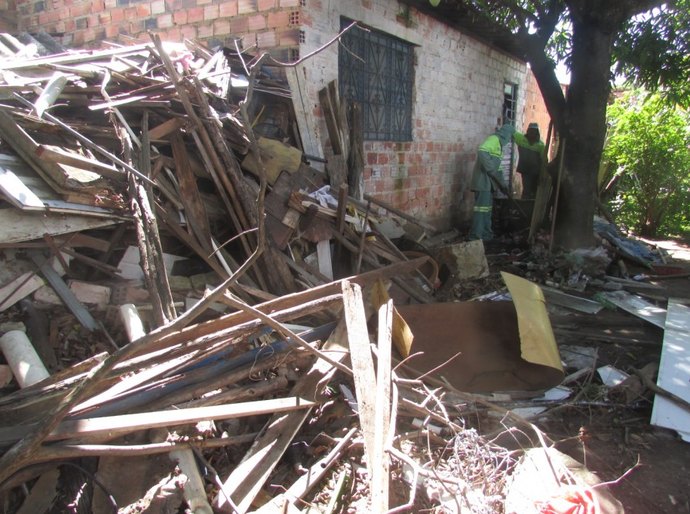 Slum vai recolher 70 toneladas de lixo em casas de acumuladores
