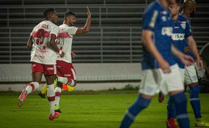 Gum comemora gol pelo CRB na partida contra o Avaí
