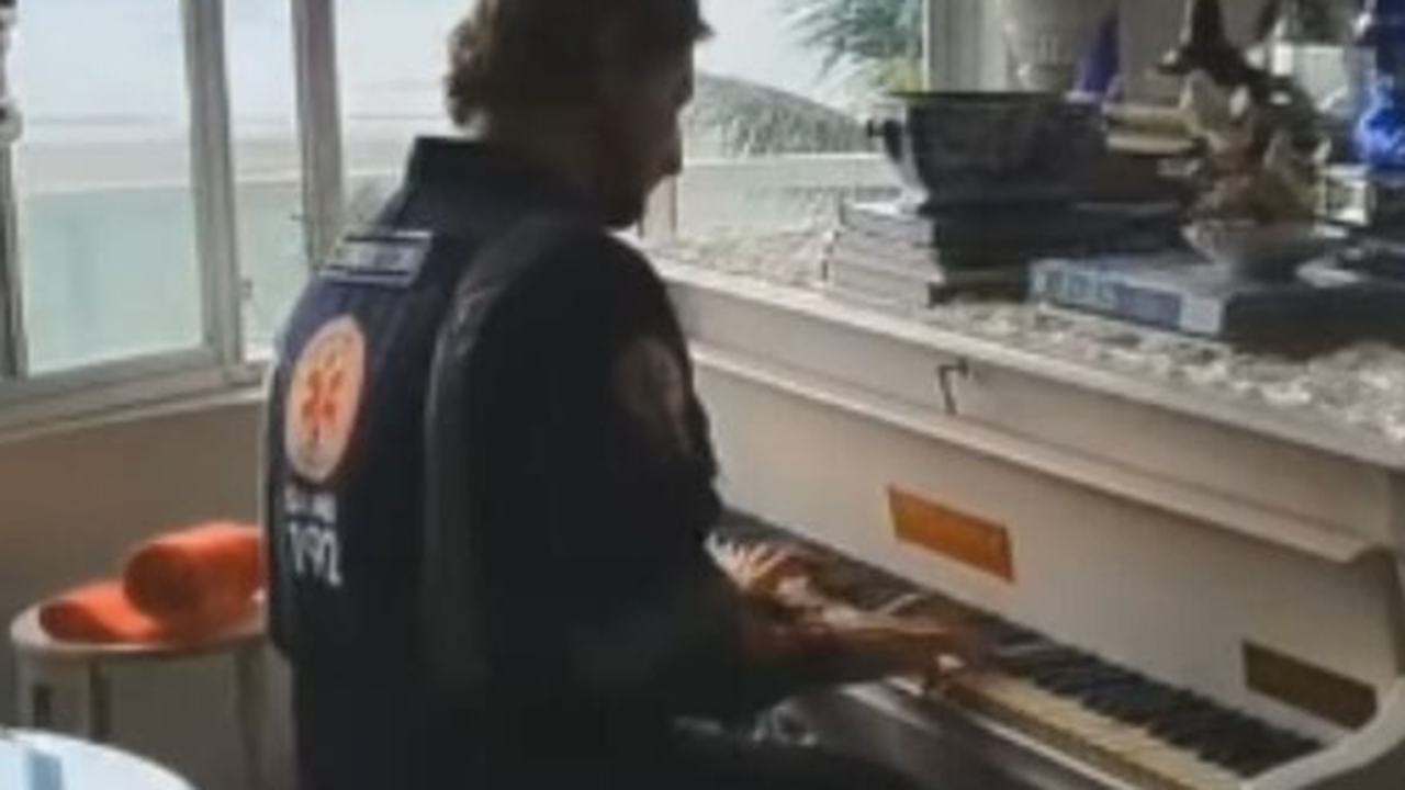 Socorrista emociona ao tocar piano durante atendimento de emergência em Santa Catarina