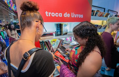 Biblioteca Pública Graciliano Ramos promove troca de livros até este domingo na Bienal