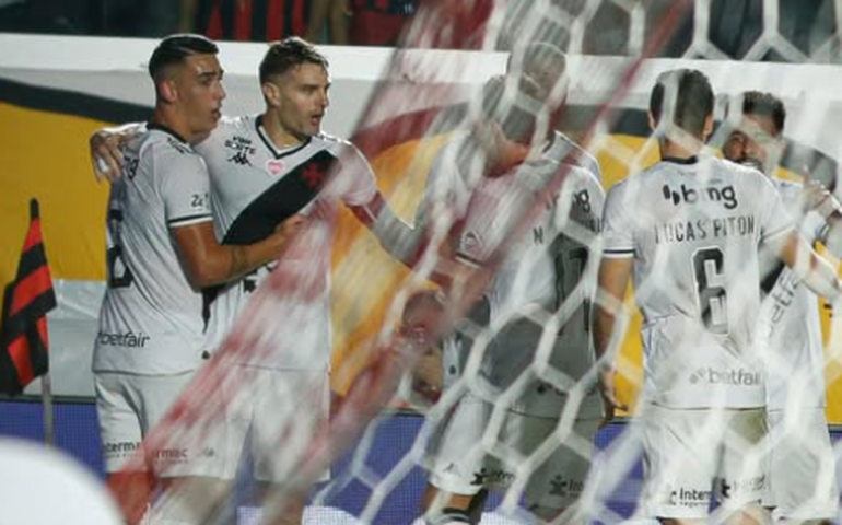 À espera de Diniz, Vasco leva virada do Vitória, aumenta jejum e entra na zona de rebaixamento