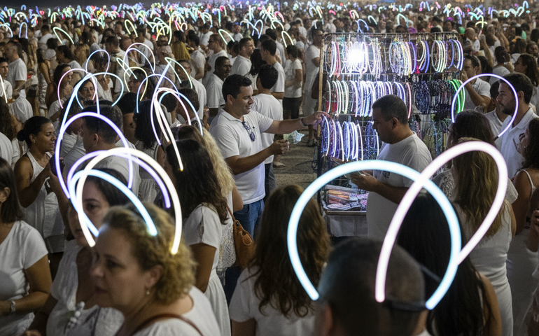 Arcos luminosos são a sensação do look de réveillon 2026 em Copacabana