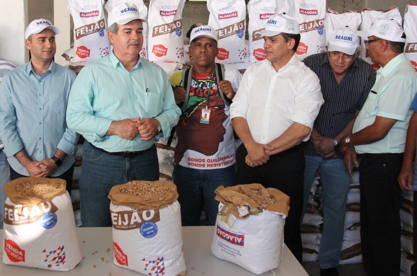 Comunidades quilombolas de Arapiraca recebem 48 toneladas de sementes