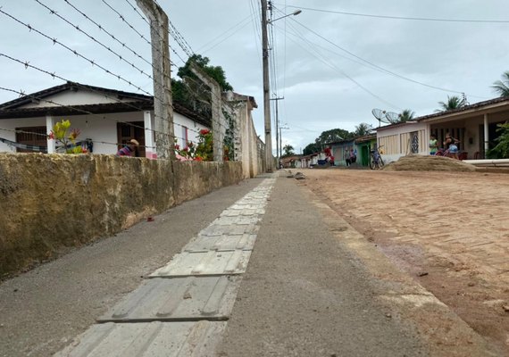 Após conclusão da pavimentação, Prefeitura de Anadia constrói calçada em rua no Povoado Tabuleiro