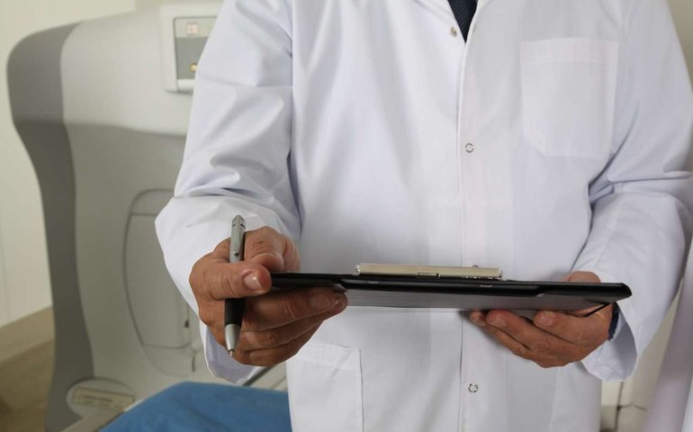 Pandemia e mais vagas aceleram a formatura de médicos no país