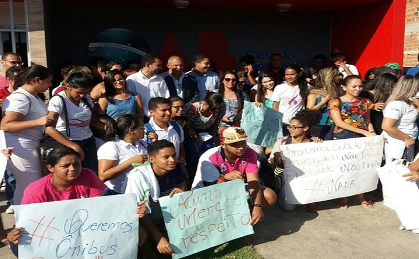 Alunos de São Miguel dos Campos protestam contra suspensão de ônibus