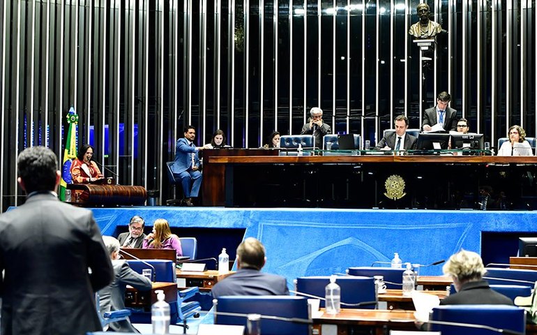 Senado aprova proibição de vínculo empregatício entre igrejas e religiosos