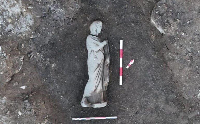 Escavações arqueológicas na Turquia revelam 5 estátuas romanas da herança cultural (FOTOS)