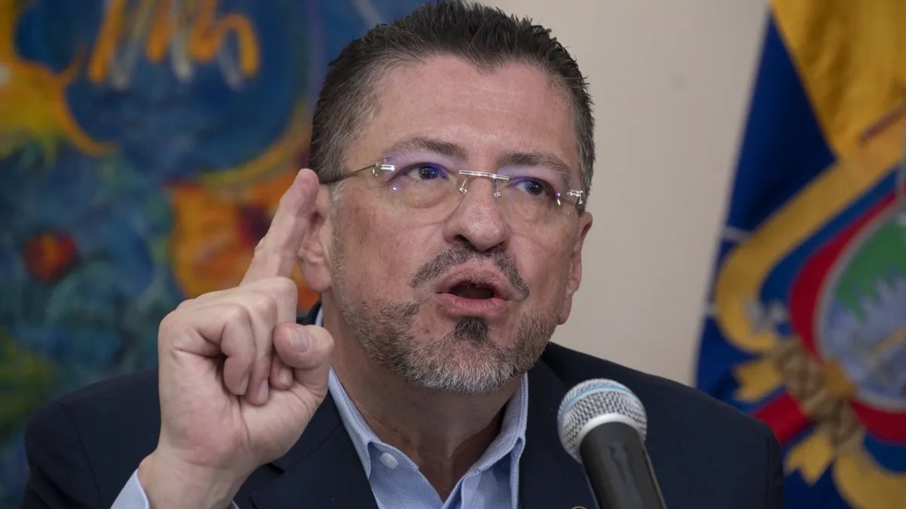 Promotoria da Costa Rica abre investigação contra presidente por tráfico de influência