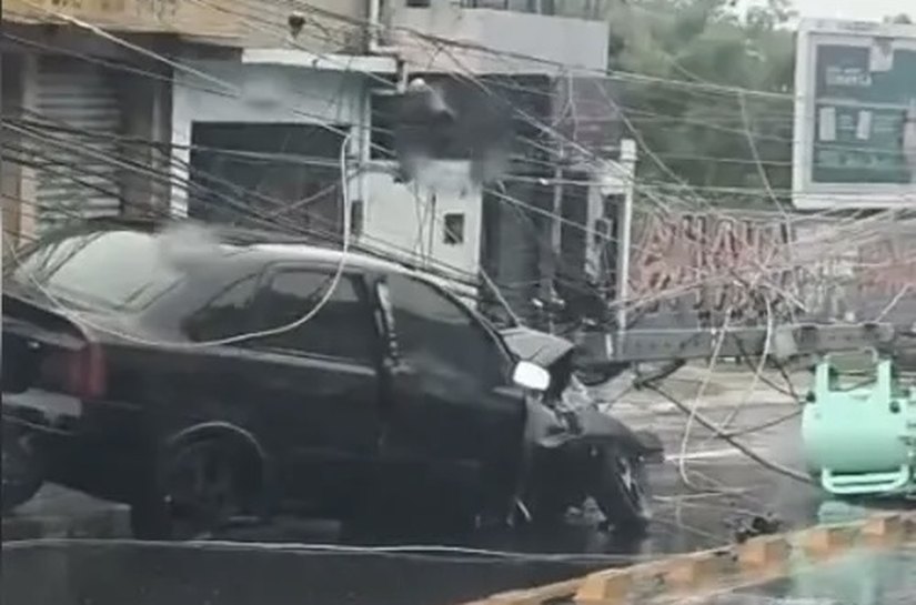 Carro derruba poste na Avenida Leste-Oeste, em Maceió