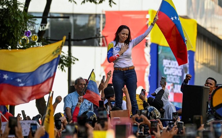 Notícia da prisão de Corina, logo desmentida, tensiona posse de Maduro