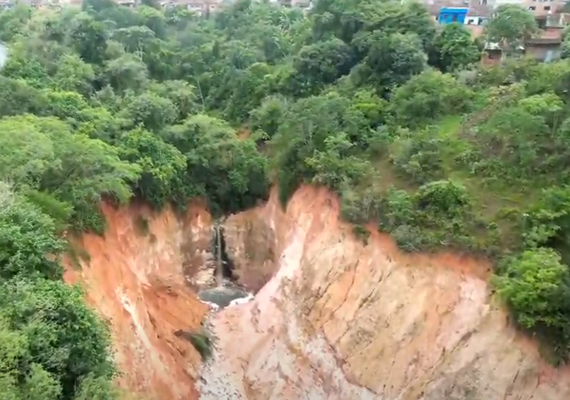 Cratera na Ladeira do Catolé põe em risco motoristas e preocupa moradores após deslizamento de terra