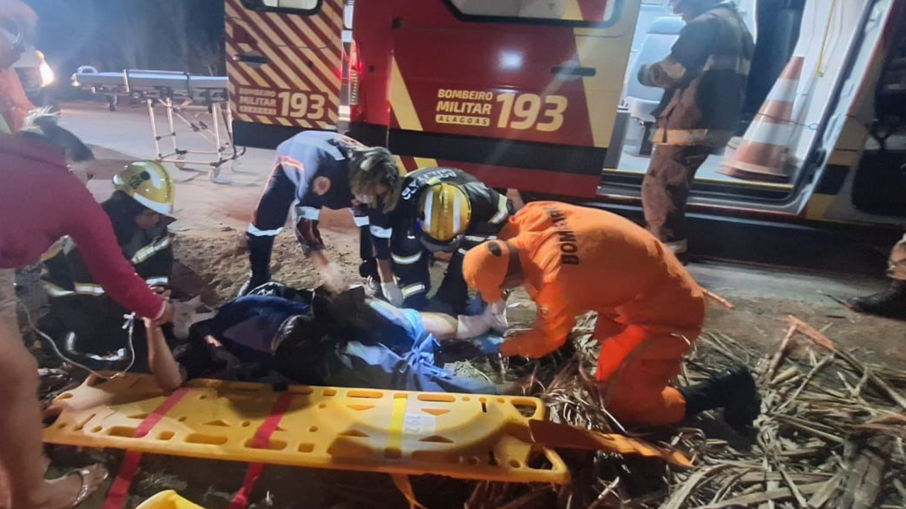Corpo de Bombeiros socorre três vítimas após colisão entre motocicletas em Ibateguara