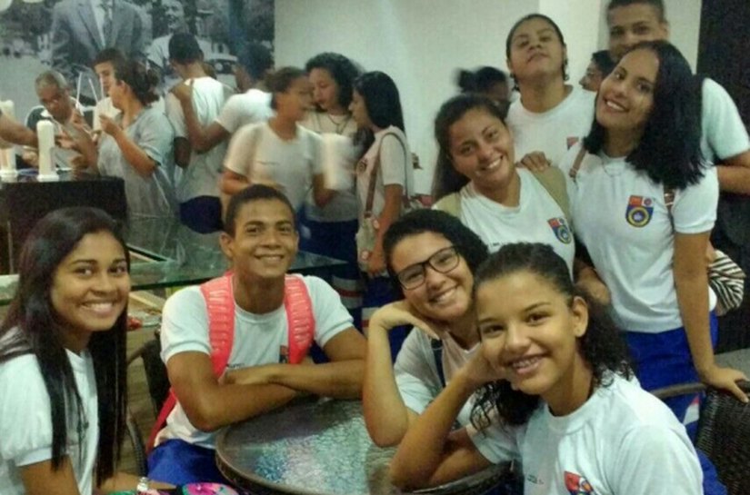 Projeto Incentivo ao Saber leva alunos do Colégio Tiradentes ao cinema