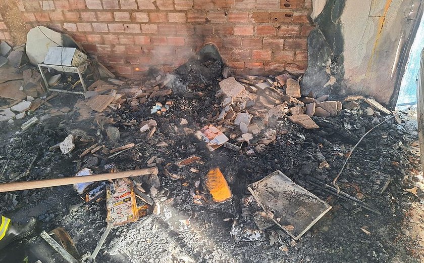 Supermercado fica destruído após incêndio em ﻿Olho d'Água das Flores