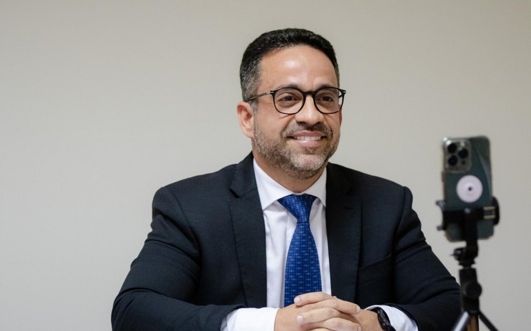 Paulo garante reajuste de 15% no piso dos professores e anuncia pagamentos de programas educacionais para fevereiro