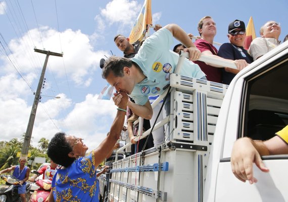 Renan Filho percorre cidades da região Norte em carreata