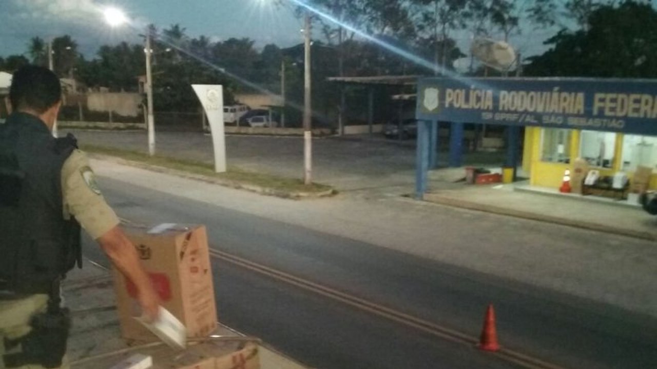Mais de 47.500 maços de cigarros contrabandeados foram apreendidos na BR-101, em São Sebastião