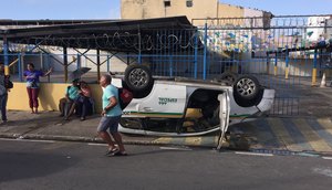 Carro avança preferencial e provoca campotamento de táxi em Aracaju / Foto: Foto: Aline Aragão/TV Atalaia