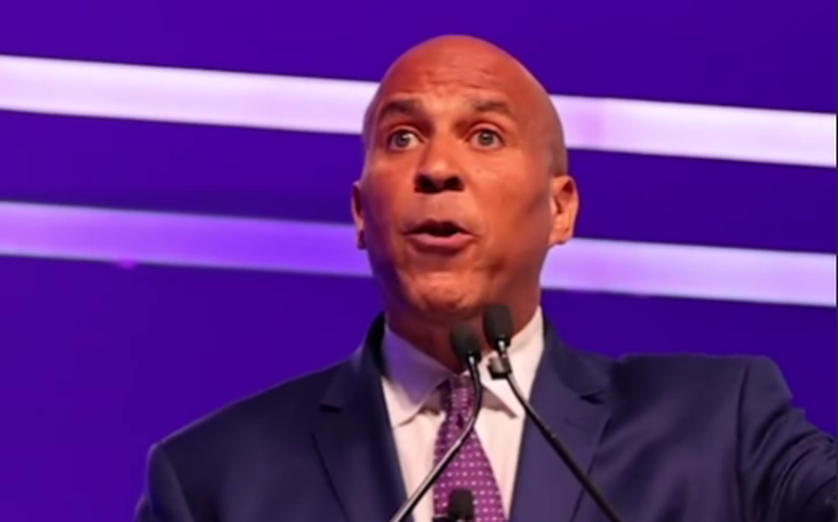 Senador democrata critica políticas de Trump em discurso com mais de 22h de duração no Senado