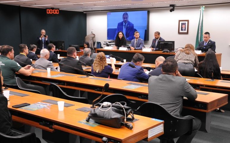 Deputado solicita análise separada de porte de arma para fiscais agropecuários