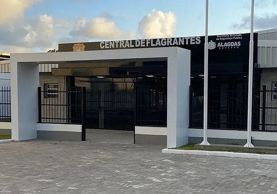 Homem tenta esganar a mãe e agride policial com extintor no Benedito Bentes