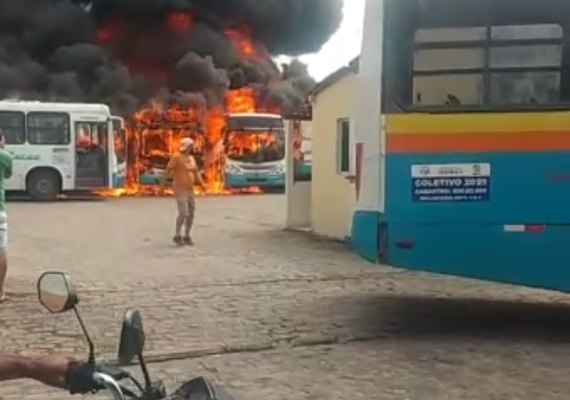 Garagem da RM Viação passa por perícia do Corpo dos Bombeiros após incêndio