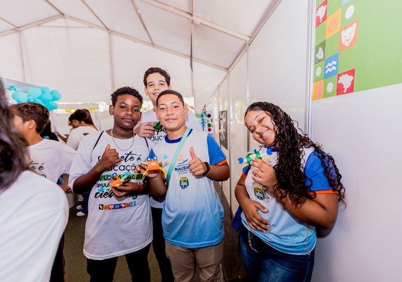 Estudantes da rede pública de Maceió visitam estandes e apresentam trabalhos na Sinpete