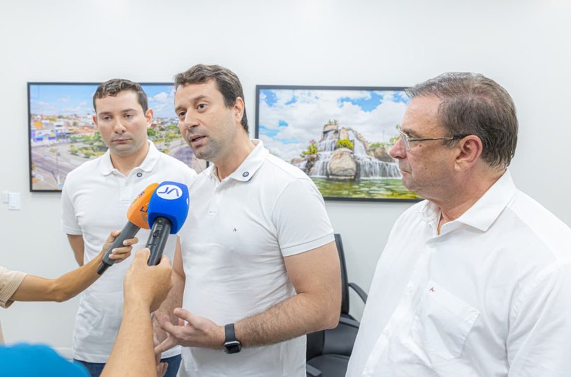 Caravana de Daniel e Lucas Barbosa percorre ruas do Manoel Teles nesta terça
