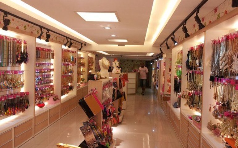 Movimento de consumidores nas lojas cai 1% em fevereiro