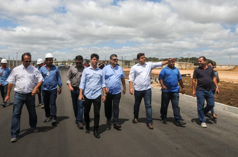Vice-prefeito Marcelo Palmeira vistoria obras no Conjunto Maceió I