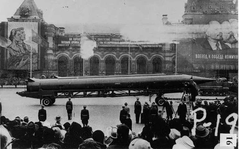 Potências mergulham na primeira corrida nuclear do pós-Guerra Fria