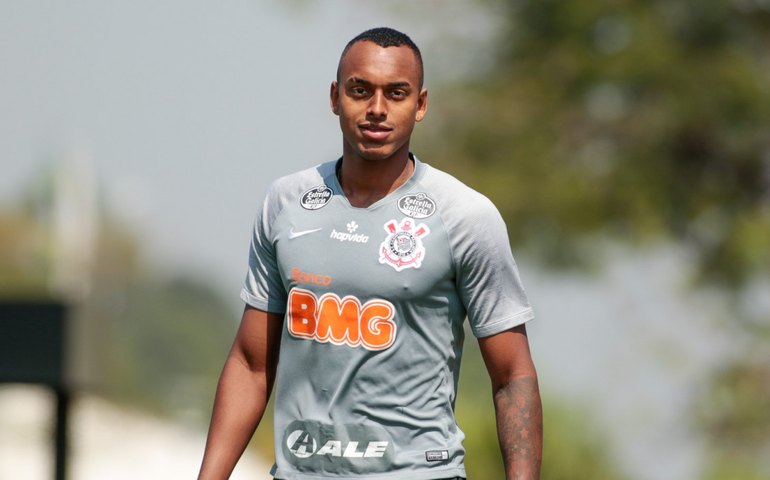 Raul Gustavo comemora chances no Corinthians e pede ‘punição severa’ ao racismo