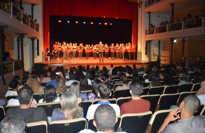 Alunos da rede municipal participam da programação de 111 anos do Teatro Deodoro