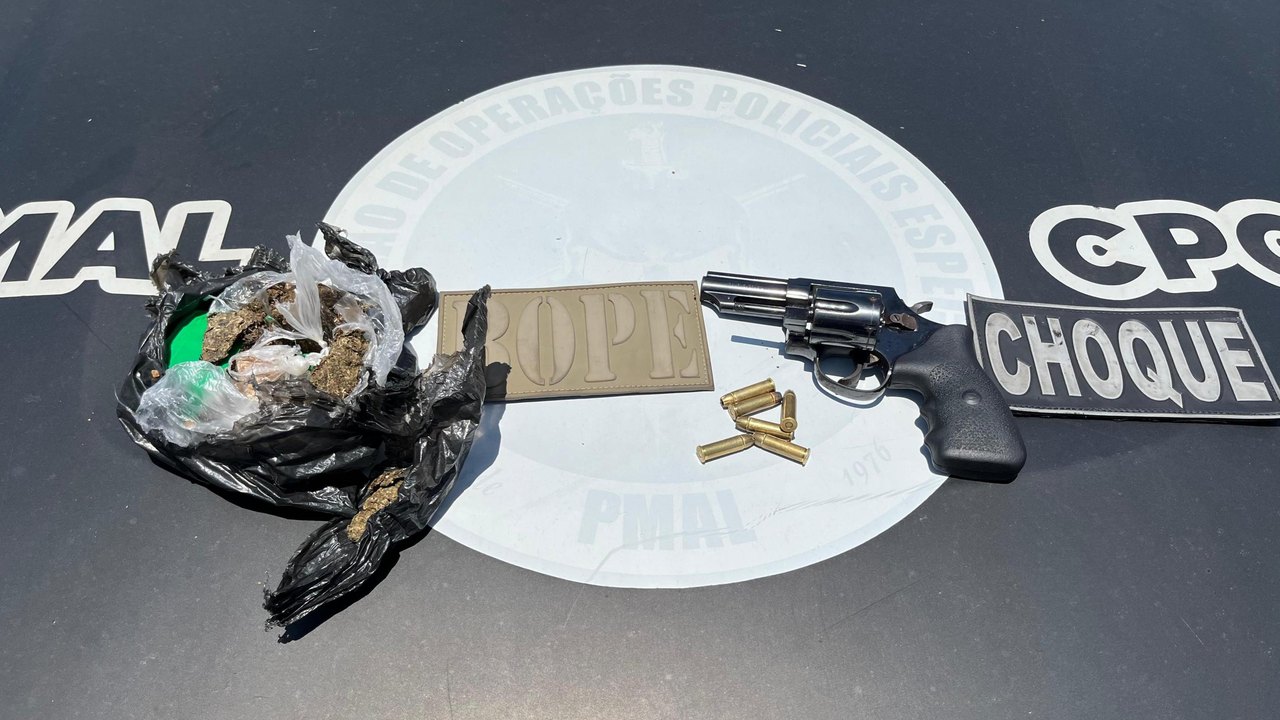 Polícia Militar apreende drogas e arma de fogo em área de mata no Aldebaran