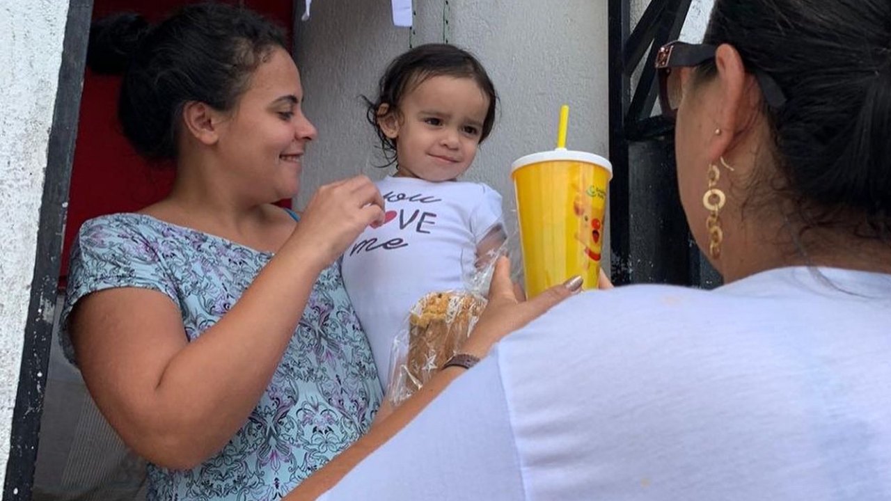 Equipe do Criança Feliz de Branquinha encerra atividades de 2022 com entrega de lembrancinhas