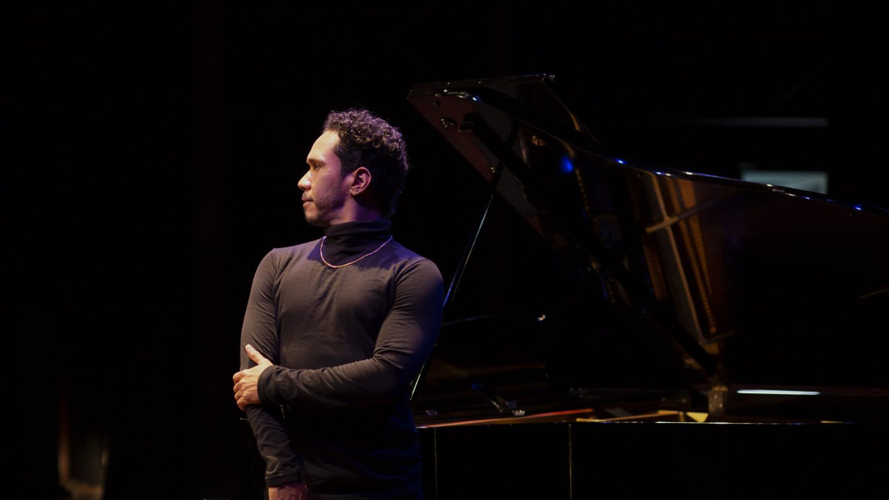 Tenor Diogo Oliveira apresenta o espetáculo erudito “Coisa de Preto: Um concerto à brasileira” nesta quarta