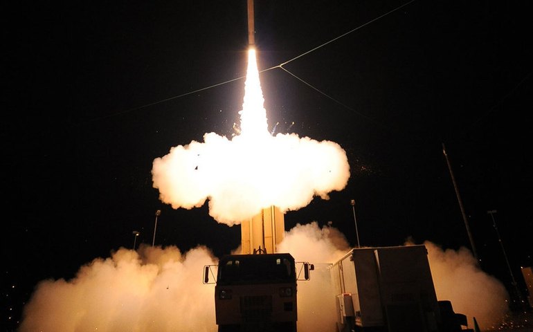 Escassez de mísseis antiaéreos THAAD pode tornar Exército dos EUA vulnerável, relata portal