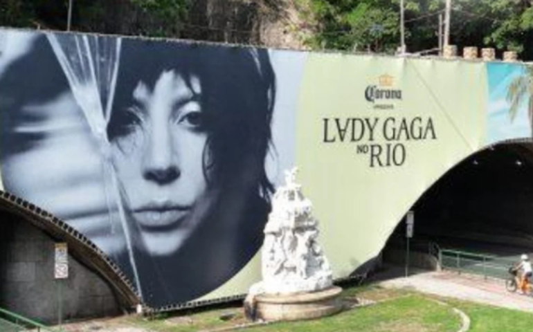 Painel de Lady Gaga é instalado em Túnel no Rio e aquece clima para show gratuito na praia