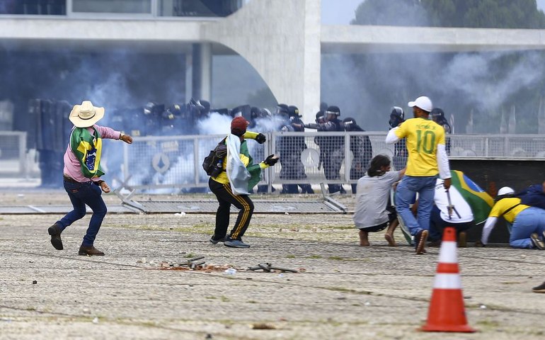 ‘TENHO MAIS HOMENS ARMADOS QUE O SENHOR, NÉ, CORONEL':   DOCUMENTÁRIO MOSTRA TENSÃO ENTRE EXÉRCITO E GOVERNO