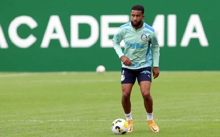 Lateral do Palmeiras tem carro danificado e sofre ameaças verbais perto do CT