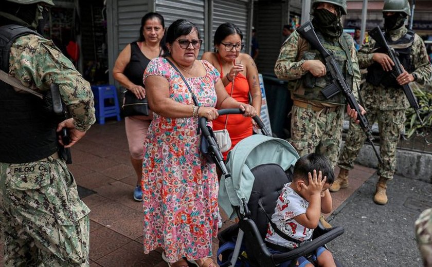 Homem usa marreta para quebrar janela e resgatar pessoas de incêndio no Vietnã