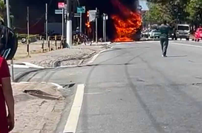 Perícia deve apontar causa de incêndio em ônibus, na Avenida Fernandes Lima