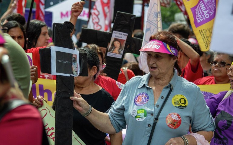 Dia da Mulher em SP tem protesto contra feminicídio sob chuva forte e uso de gás de pimenta