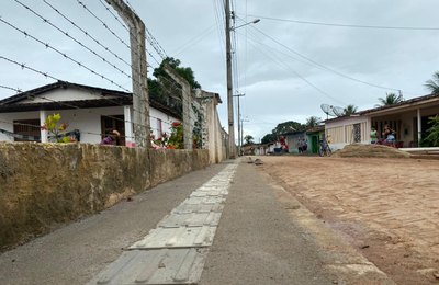 Após conclusão da pavimentação, Prefeitura de Anadia constrói calçada em rua no Povoado Tabuleiro